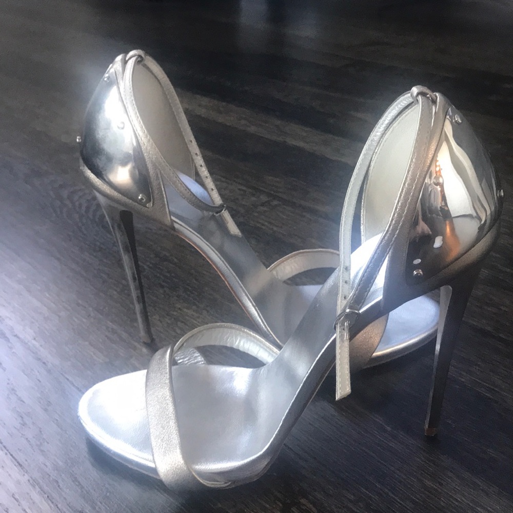 Guesppi shoe with metal backing